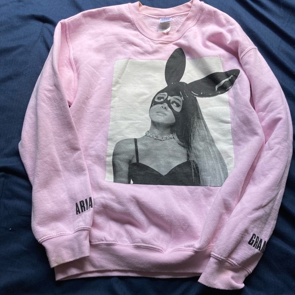 Ariana Grande Dangerous Woman Tour Crewneck - Picture 1 of 3